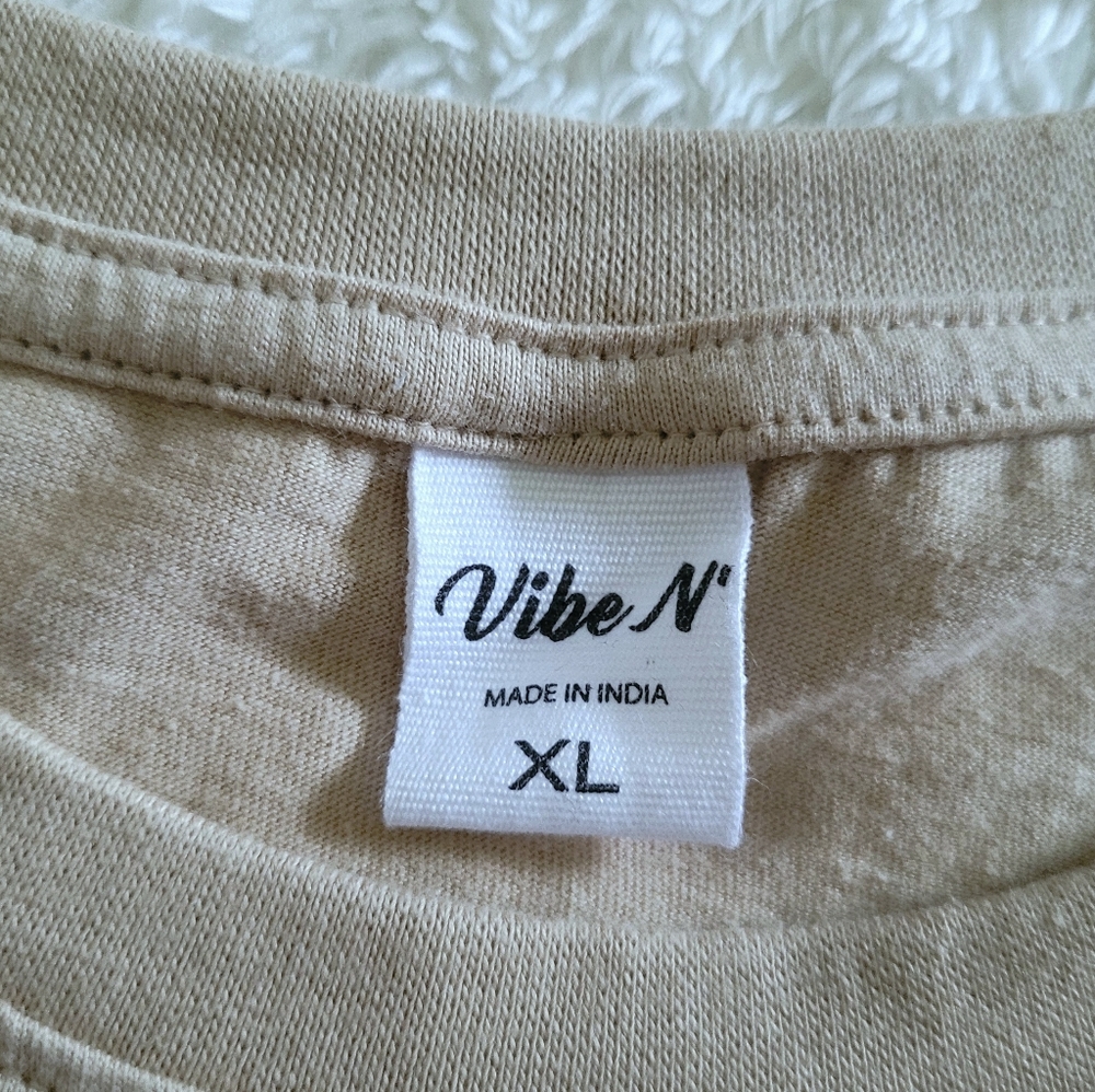 Vibe N' "Not All Who Wander Are Lost" Graphic Tee - NWT - Picture 6 of 15